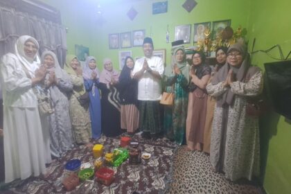 Di momen Riyoyo Kupat Pekauman, PAC Fatayat NU Gresik Anjangsana ke Ketua MWCNU, Sabtu (28/3/2026) malam. Foto: dok PAC Fatayat NU Gresik/NUGres