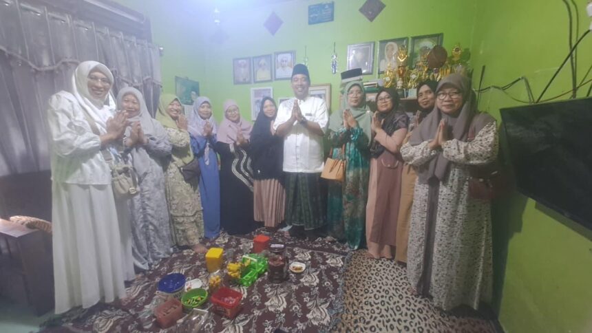 Di momen Riyoyo Kupat Pekauman, PAC Fatayat NU Gresik Anjangsana ke Ketua MWCNU, Sabtu (28/3/2026) malam. Foto: dok PAC Fatayat NU Gresik/NUGres