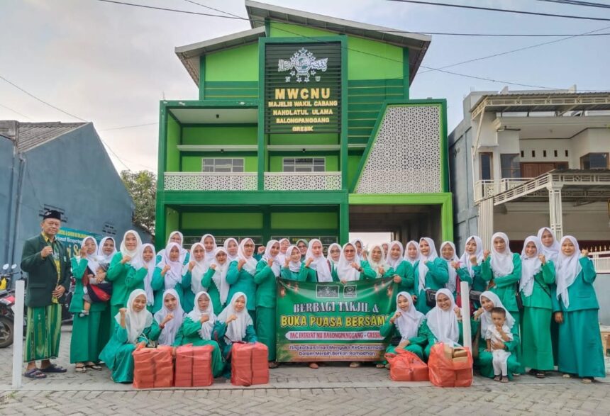 Berbagi berkah Ramadhan, PAC Fatayat NU Balongpanggang Gresik menutup kegiatan Tadarus dengan Nuzulul Qur'an, Senin (16/3/2026). Foto: dok PAC Fatayat NU Balongpanggang/NUGres