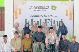 Sejumlah pengurus Pimpinan Cabang (PC) Ikatan Pelajar Nahdlatul Ulama (IPNU) dan Ikatan Pelajar Putri Nahdlatul Ulama (IPPNU) Gresik saat berkunjung di kediaman Ketua Tanfidziyah PCNU Gresik, Selasa (24/3/2026). Foto: dok PC IPNU IPPNU Gresik/NUGres