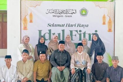 Sejumlah pengurus Pimpinan Cabang (PC) Ikatan Pelajar Nahdlatul Ulama (IPNU) dan Ikatan Pelajar Putri Nahdlatul Ulama (IPPNU) Gresik saat berkunjung di kediaman Ketua Tanfidziyah PCNU Gresik, Selasa (24/3/2026). Foto: dok PC IPNU IPPNU Gresik/NUGres
