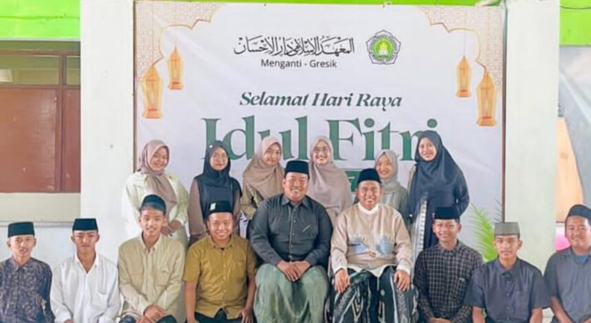 Sejumlah pengurus Pimpinan Cabang (PC) Ikatan Pelajar Nahdlatul Ulama (IPNU) dan Ikatan Pelajar Putri Nahdlatul Ulama (IPPNU) Gresik saat berkunjung di kediaman Ketua Tanfidziyah PCNU Gresik, Selasa (24/3/2026). Foto: dok PC IPNU IPPNU Gresik/NUGres