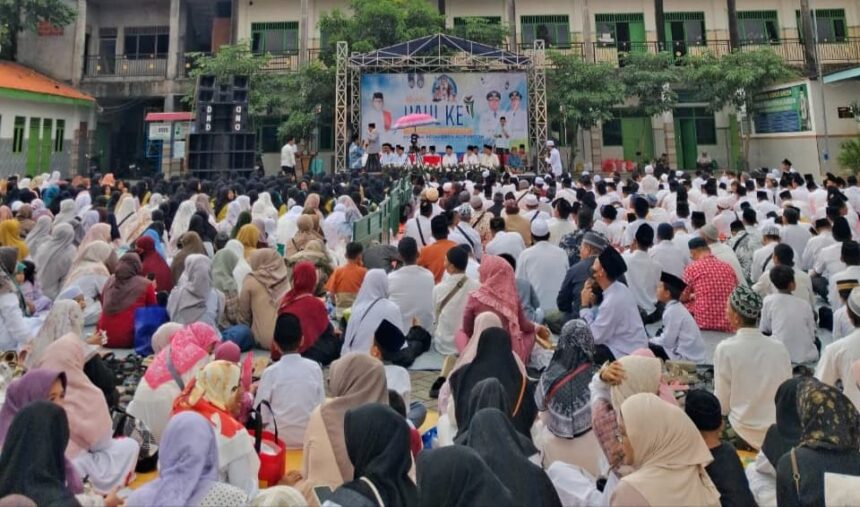 Ribuan alumni dan santri Pondok Pesantren Al Furqon Driyorejo menghadiri kegiatan pertemuan akbar alumni yang digelar pada Kamis (12/3/2026). Foto: dok Alumni Ponpes Al Furqon Driyorejo/NUGres