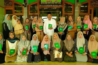 Pimpinan Ranting Fatayat NU Lowayu Dukun Gresik, mengisi bulan suci Ramadan dengan penguatan wawasan kader melalui Ngaji Kitab Hujjah Aswaja. Foto: dok PR Fatayat NU Lowayu/NUGres