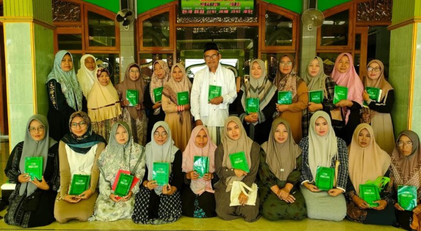 Pimpinan Ranting Fatayat NU Lowayu Dukun Gresik, mengisi bulan suci Ramadan dengan penguatan wawasan kader melalui Ngaji Kitab Hujjah Aswaja. Foto: dok PR Fatayat NU Lowayu/NUGres