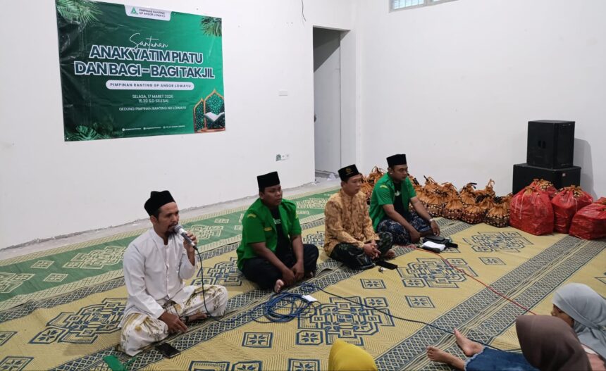 Pimpinan Ranting (PR) GP Ansor Lowayu, Kecamatan Dukun, Kabupaten Gresik mengadakan bakti sosial berupa pembagian takjil gratis dan santunan kepada 66 anak yatim piatu. Foto: dok PR GP Ansor Lowayu/NUGres
