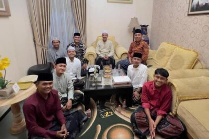 Remaja Masjid KH Robbach Ma'sum Gresik menggelar anjangsana silaturahim di momen Hari Raya Idulfitri 1447 Hijriah, Selasa (24/3/2026) malam. Foto: Samsul/NUGres