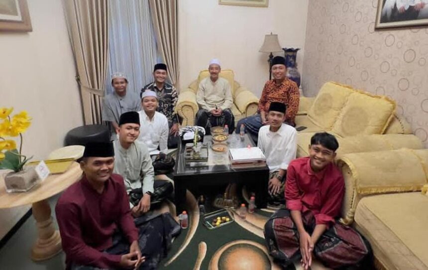 Remaja Masjid KH Robbach Ma'sum Gresik menggelar anjangsana silaturahim di momen Hari Raya Idulfitri 1447 Hijriah, Selasa (24/3/2026) malam. Foto: Samsul/NUGres