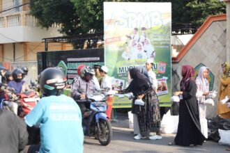Semarak Ramadan 1447 Hijriah, SMP YPI Darussalam 1 Cerme Gresik membagikan 1.000 takjil hingga salurkan Zakat Infak dan Sedekah (ZIS). Foto: dok YPI Darusalam Cerme/NUGres