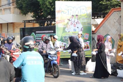 Semarak Ramadan 1447 Hijriah, SMP YPI Darussalam 1 Cerme Gresik membagikan 1.000 takjil hingga salurkan Zakat Infak dan Sedekah (ZIS). Foto: dok YPI Darusalam Cerme/NUGres
