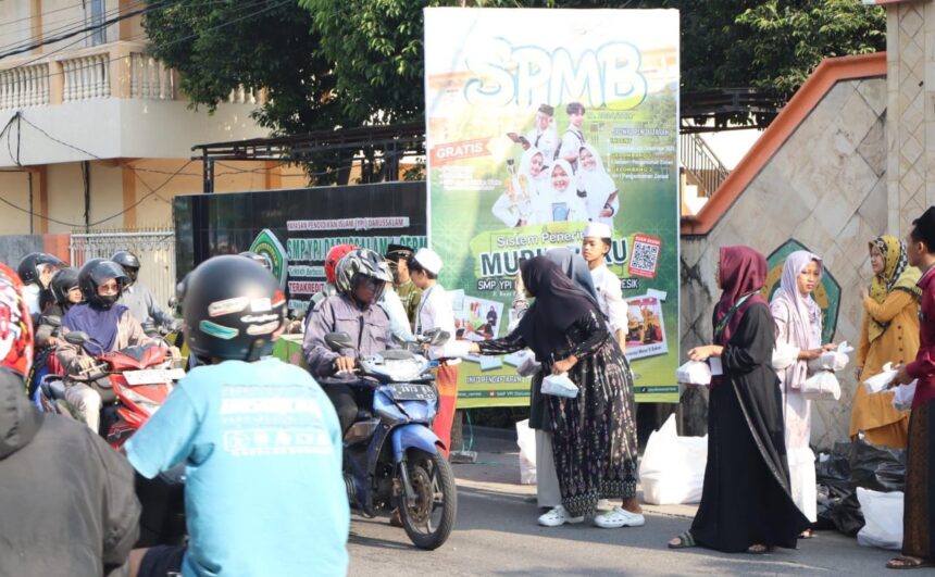 Semarak Ramadan 1447 Hijriah, SMP YPI Darussalam 1 Cerme Gresik membagikan 1.000 takjil hingga salurkan Zakat Infak dan Sedekah (ZIS). Foto: dok YPI Darusalam Cerme/NUGres