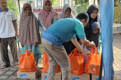 Menyambut Hari Lahir ke-59 Tahun, pengurus Taman Pendidikan Bahrul Ulum Sekapuk Gresik membagikan ratusan paket sembako, Ahad (15/3/2026). Foto: AR Hakim/NUGres