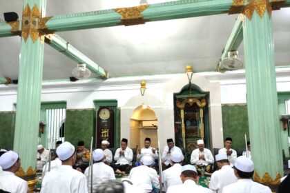 Suasana khidmat Tradisi Malam Selawe Gresik, jamaah mengikuti Munajat pembacaan 1.000 kali Surat Al-Ikhlas dan doa bersama di Masjid Besar Ainul Yaqin Sunan Giri, Sabtu (14/3/2026) malam. Foto: NUGres