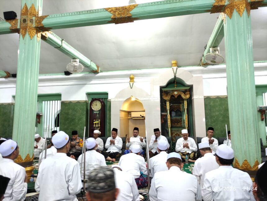 Suasana khidmat Tradisi Malam Selawe Gresik, jamaah mengikuti Munajat pembacaan 1.000 kali Surat Al-Ikhlas dan doa bersama di Masjid Besar Ainul Yaqin Sunan Giri, Sabtu (14/3/2026) malam. Foto: NUGres