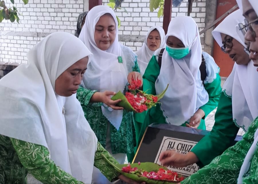 Sejumlah pengurus PC Fatayat NU Gresik juga menziarahi makam pendiri Fatayat NU, Nyai Chuzimah Mansur di Makam Islam Tlogopojok Gresik. Foto: dok PC Fatayat NU Gresik/NUGres
