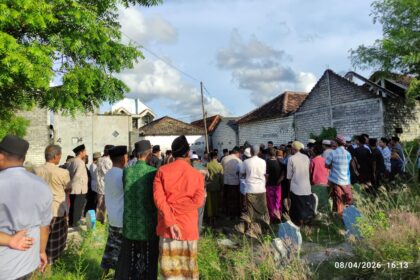 Ratusan warga antarkan almarhum Bendahara PCNU Gresik H. Fi'ibadi ke peristirahatan terakhir di Desa Campurejo Kecamatan Panceng, Gresik, Rabu (8/4/2026) sore. Foto: Chidir/NUGres