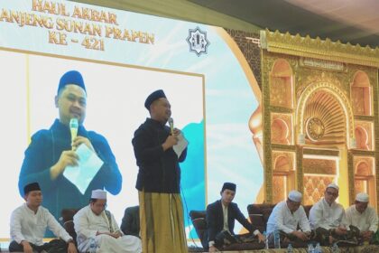 Hadir di Haul Akbar ke-421 Kanjeng Sunan Prapen, Kamis (2/4/2026) malam, Bupati Gresik Gus Yani sampaikan keinginannya merekonstruksi situs Giri Kedaton. Foto: Chidir/NUGres