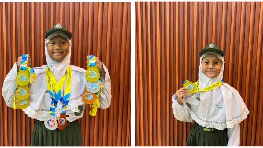 Dua bersaudari yang merupakan siswi MINU Trate Putri Gresik berhasil menorehkan prestasi dalam Kejurprov Jatim 2026, pada cabang olahraga akuatik. Foto: dok MINU Trate Putri Gresik/NUGres