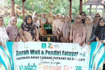 Semarak Hari Lahir (Harlah) ke-76 Fatayat NU, PAC Fatayat NU Bungah Gresik menggelar ziarah ke makam pendiri Fatayat NU Nyai Hj Chuzaimah Mansur, Bazar UMKM dan Senam Fatayat NU. Foto: dok PAC Fatayat NU Bungah/NUGres