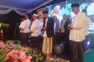 Alumni Santri Pesantren Lirboyo menggelar Halal Bihalal di PP Al Karimi Tebuwung Dukun Gresik, Senin . Foto: Syafik Hoo/NUGres