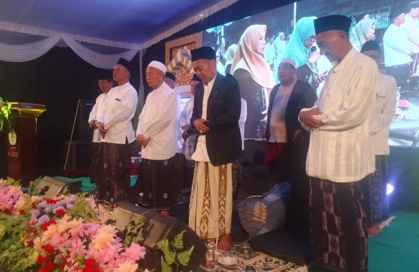 Alumni Santri Pesantren Lirboyo menggelar Halal Bihalal di PP Al Karimi Tebuwung Dukun Gresik, Senin . Foto: Syafik Hoo/NUGres