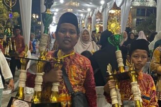 Inspiratif! Dua bersaudara ukir prestasi gemilang di ajang MTQ XXXII tingkat Kabupaten Gresik tahun 2026. Foto: Samsul/NUGres