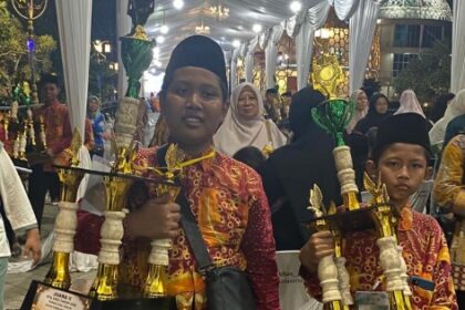 Inspiratif! Dua bersaudara ukir prestasi gemilang di ajang MTQ XXXII tingkat Kabupaten Gresik tahun 2026. Foto: Samsul/NUGres