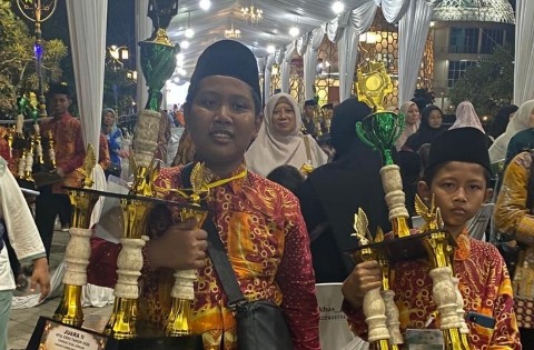 Inspiratif! Dua bersaudara ukir prestasi gemilang di ajang MTQ XXXII tingkat Kabupaten Gresik tahun 2026. Foto: Samsul/NUGres