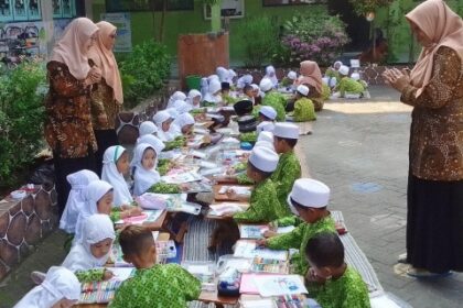 Memperingati Hari Kartini, Kober NU 12 dan RAM NU 54 Al Karimi Tebuwung Dukun Gresik mewadahi kreasi dan edukasi siswa melalui kegiatan mewarnai, Selasa (21/4/2026). Foto: Syafik Hoo/NUGres