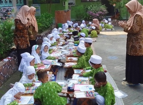 Memperingati Hari Kartini, Kober NU 12 dan RAM NU 54 Al Karimi Tebuwung Dukun Gresik mewadahi kreasi dan edukasi siswa melalui kegiatan mewarnai, Selasa (21/4/2026). Foto: Syafik Hoo/NUGres