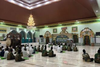 Memperkuat ukhuwah hingga kembangkan wawasan keagamaan, Pengurus Ranting Nahdlatul Ulama (PRNU) Kauman melaksanakan Lailatul Ijtima Masjid Besar Kanjeng Sepuh Sidayu, Gresik. Foto: Yaslim/NUGres