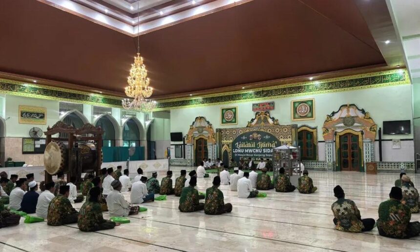 Memperkuat ukhuwah hingga kembangkan wawasan keagamaan, Pengurus Ranting Nahdlatul Ulama (PRNU) Kauman melaksanakan Lailatul Ijtima Masjid Besar Kanjeng Sepuh Sidayu, Gresik. Foto: Yaslim/NUGres