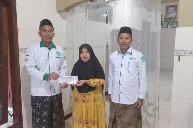 Lazisnu MWCNU Dukun Gresik Salurkan Donasi untuk Pemilik Warkop Mabes yang Terbakar, Ahad (12/4/2026). Foto: dok Lazisnu MWCNU Dukun/NUGres