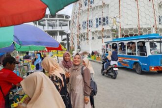 Sejumlah pedagang kecil meraup berkah dari ramainya kunjungan di kawasan Islamic Center Gresik. Foto: dok Pengelola Masjid KH Robbach Ma'sum/NUGres