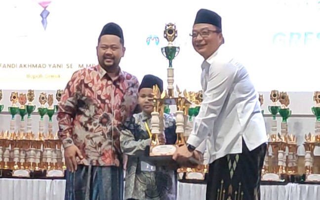 Siswa MINU Tratee Putera Gresik berhasil meraih juara dalam ajang MTQ XXXII Kabupaten Gresik tahun 2026. Foto: Chidir/NUGres