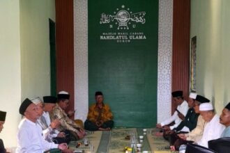 Jajaran pengurus Majelis Wakil Cabang Nahdlatul Ulama (MWCNU) Dukun, Gresik, melaksanakan soft opening kantor baru pada Senin (6/4/2025). Foto: Syafik Hoo/NUGres