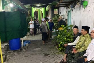 Suasana rumah duka almarhum KH Moch. Chisni Umar Burhan di Jalan Nyai Ageng Arem-arem Kebungson Gresik, Rabu (15/4/2026) malam. Foto: ist/NUGres