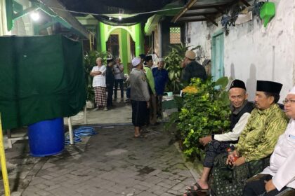 Suasana rumah duka almarhum KH Moch. Chisni Umar Burhan di Jalan Nyai Ageng Arem-arem Kebungson Gresik, Rabu (15/4/2026) malam. Foto: ist/NUGres