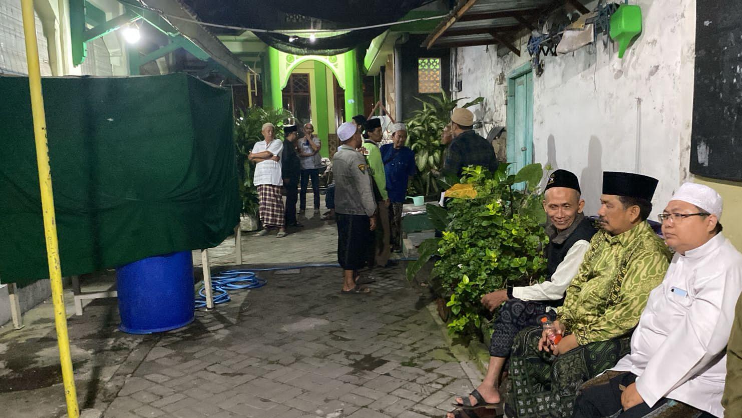 Suasana rumah duka almarhum KH Moch. Chisni Umar Burhan di Jalan Nyai Ageng Arem-arem Kebungson Gresik, Rabu (15/4/2026) malam. Foto: ist/NUGres