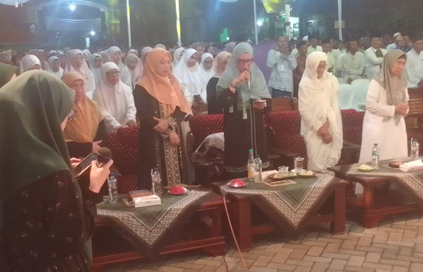 Ibu Nyai Noor Hannah Abdul Ghofar memimpin lantunan shalawat. Foto: Syafik Hoo/NUGres 