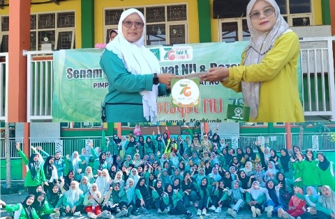 Pengurus PAC dan Ranting Fatayat NU se-Anak Cabang Bungah kompak meriahkan peringatan Harlah ke-76 dengan senam dan bazar UMKM, Jumat (24/4/2026). Foto: dok PAC Fatayat NU Bungah/NUGres 
