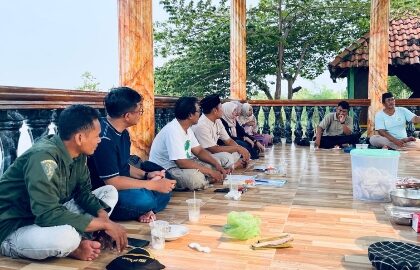 Pimpinan Anak Cabang (PAC) Ikatan Sarjana Nahdlatul Ulama (ISNU) Sidayu menggelar pertemuan pengurus perdana, seusai menerima SK, Ahad (19/4/2026). Foto: dok PAC ISNU Sidayu/NUGres