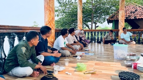 Pimpinan Anak Cabang (PAC) Ikatan Sarjana Nahdlatul Ulama (ISNU) Sidayu menggelar pertemuan pengurus perdana, seusai menerima SK, Ahad (19/4/2026). Foto: dok PAC ISNU Sidayu/NUGres