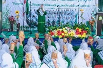 Pertemuan rutin di Ranting Muslimat NU Betoyoguci, Halal Bihalal dan peringatan Harlah ke-80 Muslimat NU yang diselenggarakan Pimpinan Anak Cabang (PAC) Muslimat NU Manyar Gresik, Jumat (10/4/2026), diwarnai dengan sesi berbagi kue kering lebaran. Foto: dok PAC Muslimat NU Manyar/NUGres