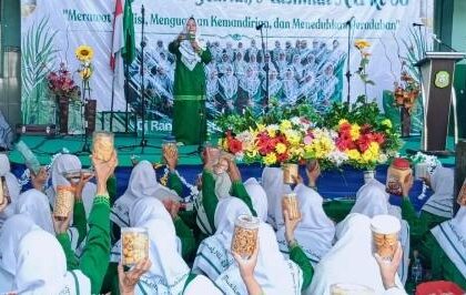 Pertemuan rutin di Ranting Muslimat NU Betoyoguci, Halal Bihalal dan peringatan Harlah ke-80 Muslimat NU yang diselenggarakan Pimpinan Anak Cabang (PAC) Muslimat NU Manyar Gresik, Jumat (10/4/2026), diwarnai dengan sesi berbagi kue kering lebaran. Foto: dok PAC Muslimat NU Manyar/NUGres