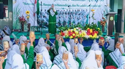 Pertemuan rutin di Ranting Muslimat NU Betoyoguci, Halal Bihalal dan peringatan Harlah ke-80 Muslimat NU yang diselenggarakan Pimpinan Anak Cabang (PAC) Muslimat NU Manyar Gresik, Jumat (10/4/2026), diwarnai dengan sesi berbagi kue kering lebaran. Foto: dok PAC Muslimat NU Manyar/NUGres