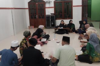 Melalui Dziba’an, Pimpinan Komisariat (PK) Ikatan Pelajar Nahdlatul Ulama (IPNU) dan Ikatan Pelajar Putri Nahdlatul Ulama (IPPNU) SMA Nusantara Bungah Gresik jaga tradisi hingga ikhtiar menguatkan jiwa pelajar. Foto: Barok/NUGres