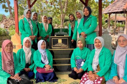 Menandai Hari Lahir (Harlah) ke-76 Fatayat NU, Pimpinan Ranting (PR) Fatayat NU Mojopurowetan Bungah Gresik berziarah ke Muassis Fatayat NU dan menggelar Gerakan Muhabbah Yatim, Ahad (26/4/2026). Foto: dok PR Fatayat NU Mojopurowetan/NUGres