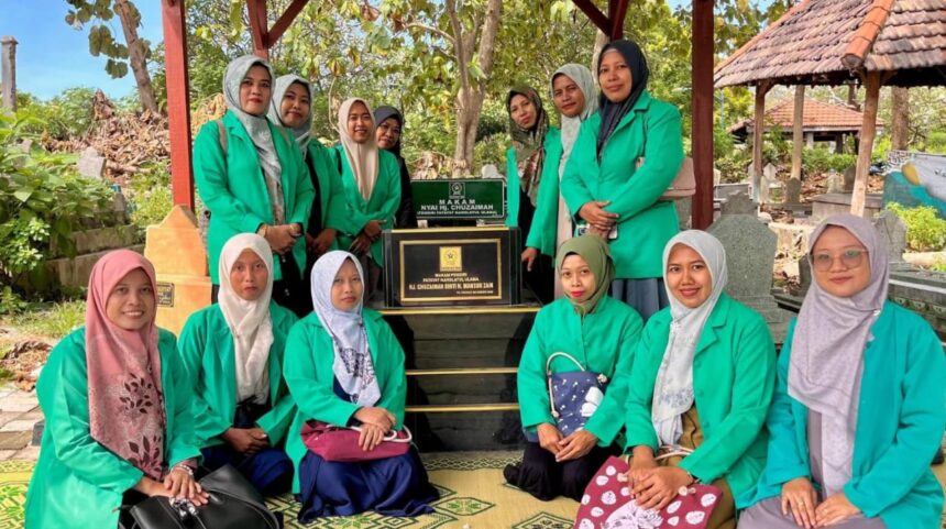 Menandai Hari Lahir (Harlah) ke-76 Fatayat NU, Pimpinan Ranting (PR) Fatayat NU Mojopurowetan Bungah Gresik berziarah ke Muassis Fatayat NU dan menggelar Gerakan Muhabbah Yatim, Ahad (26/4/2026). Foto: dok PR Fatayat NU Mojopurowetan/NUGres