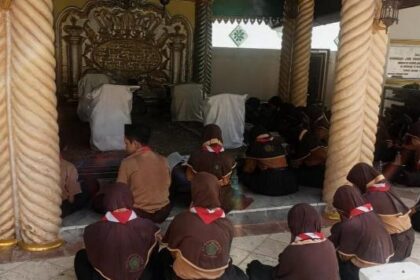 Jelang akhir tahun pelajaran, murid SD NU Kanjeng Sepuh berziarah ke makam Kanjeng Sepuh Sidayu, Kamis (9/4/2026). Foto: Yaslim/NUGres